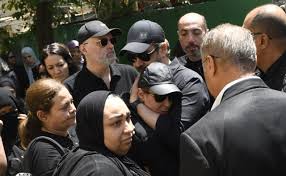 انهيار منة شلبي خلال مراسم دفن والدها.. وكريم عبدالعزيز يواسيها